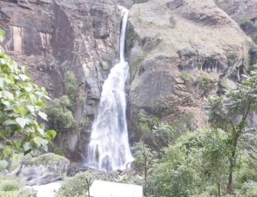 Chyame water fall on the way to Manang valley